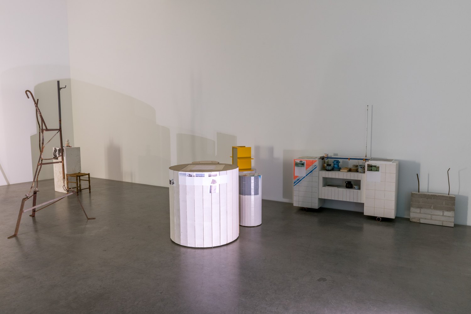 Installation view, Manfred Pernice, >accrochage<, Galerie Neu, Berlin 2021