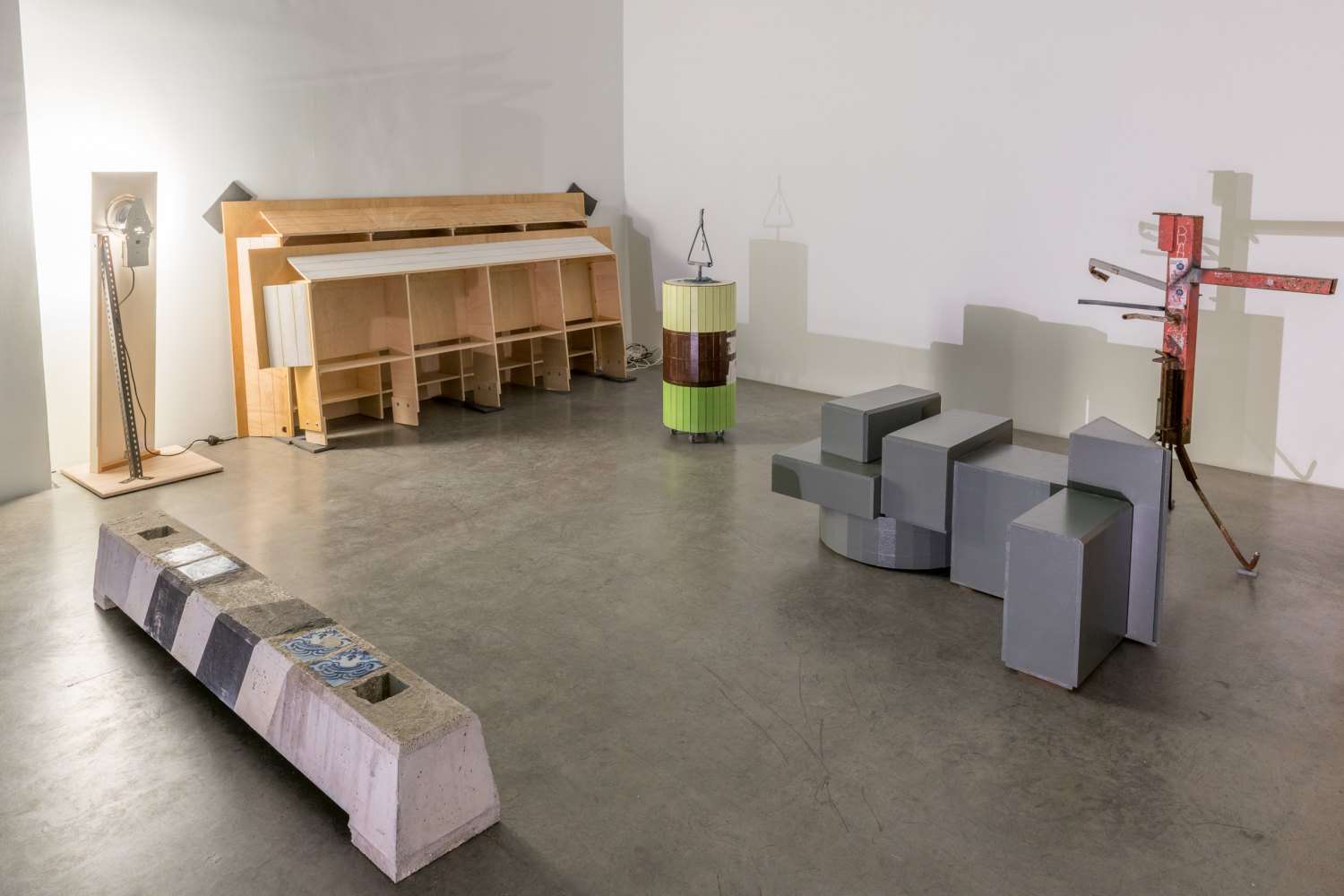 Installation view, Manfred Pernice, >accrochage<, Galerie Neu, Berlin 2021