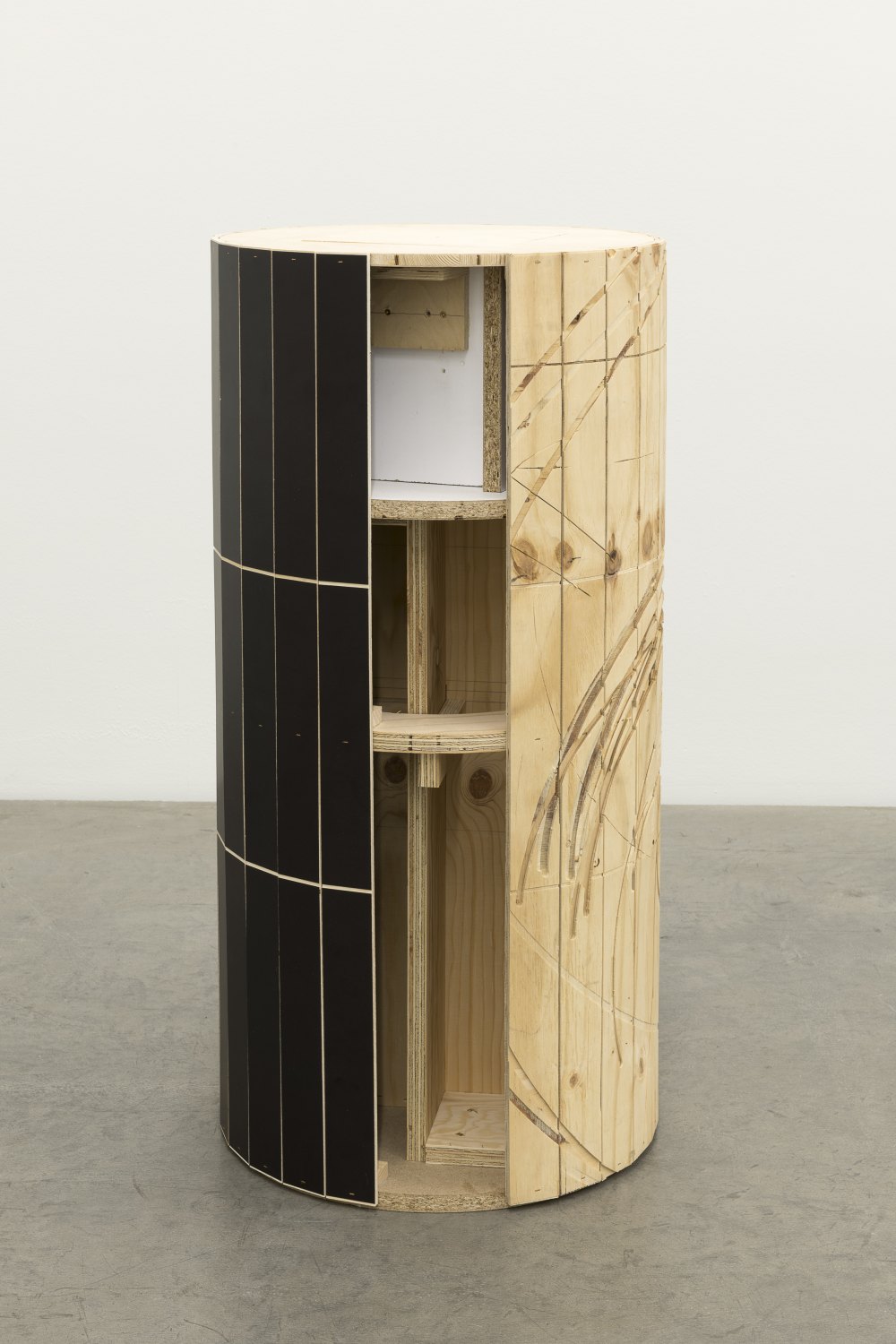 Manfred Pernice Tristan, 2021 Wood, color varnish h = 98 cm, Ø = 49 cm