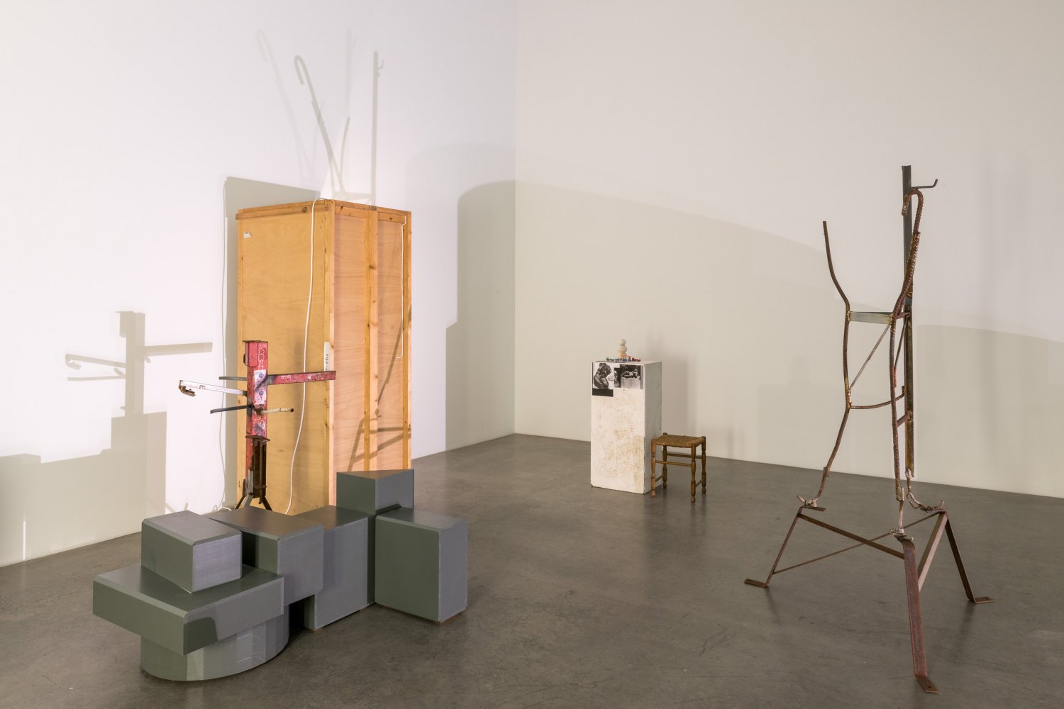 Installation view, Manfred Pernice, >accrochage<, Galerie Neu, Berlin 2021