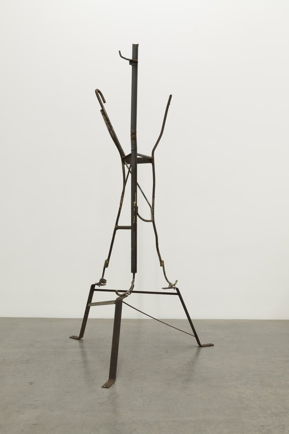 Manfred Pernice Antenne Brandenburg, 2014-2021 Steel, cable ties 237 x 131 x 115 cm