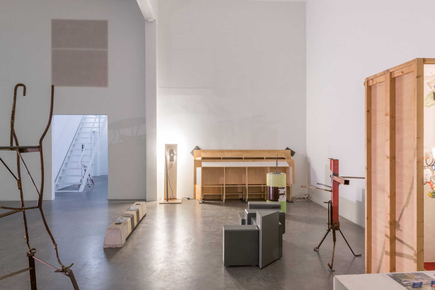 Installation view, Manfred Pernice, >accrochage