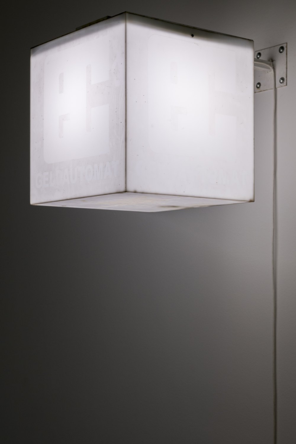 Klara Lidén  Untitled (Lightbox EC), 2023  Neon, metal, plastic 41 x 67 x 41 cm 