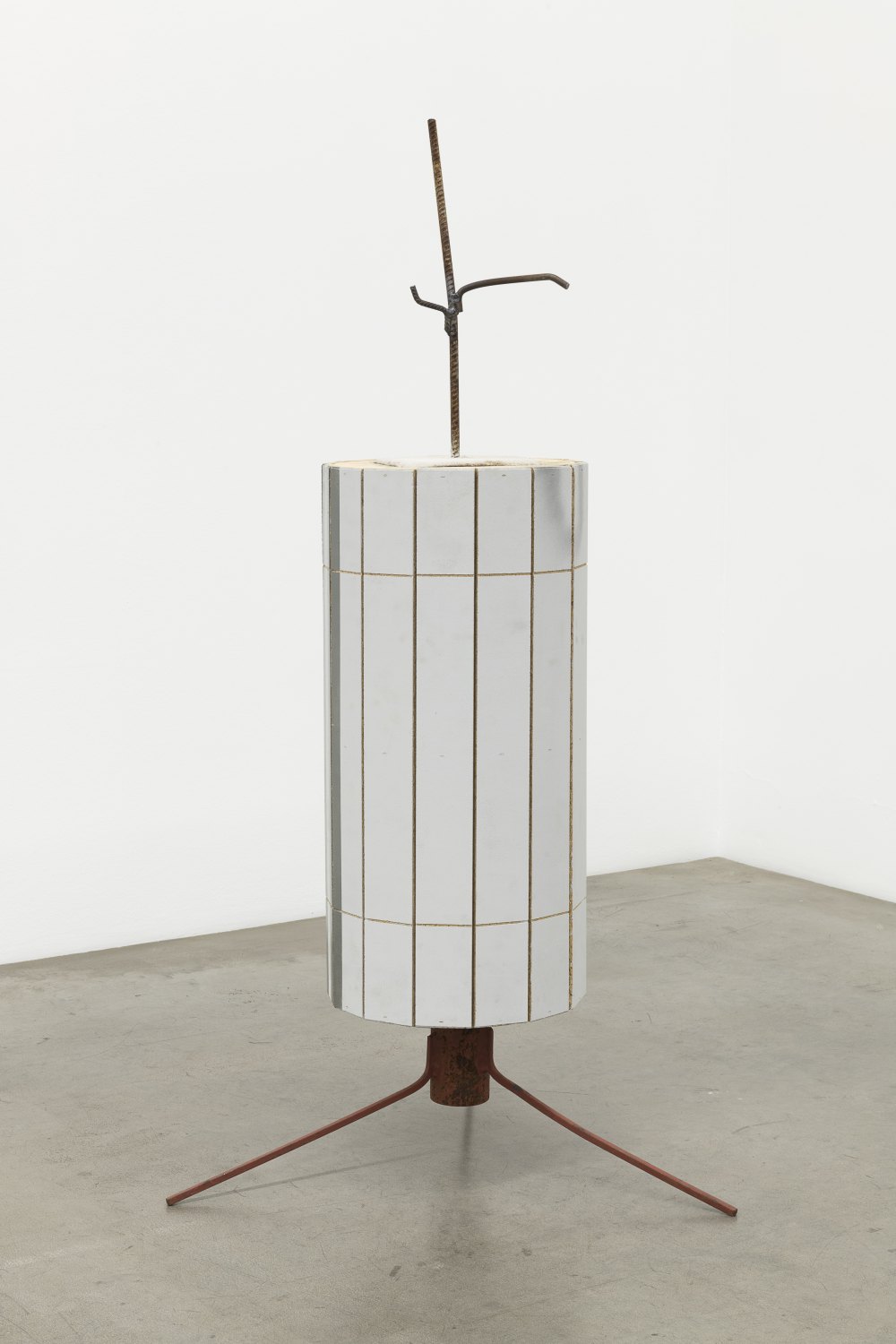 Manfred Pernice&nbsp; für Inge Deutschkron, 2018&nbsp; Wood, concrete, metal 156 x 80 x 80 cm