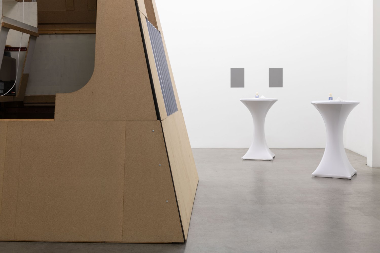 Installation view, Manfred Pernice, estrel-docx, Galerie Neu, Berlin, 2025