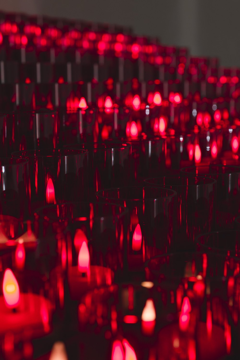 Jeremy ShawDevotion Structure (Accumulated),&nbsp;2025247 hand blown glasses, burnished steel, electric candles, animating electronics, 3.1sound113 x 162.2 x 116.4 cm