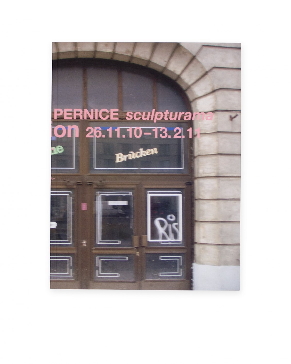 Manfred Pernice, Sculpturama  Catalogue, Secession, Vienna 2011, 196 p.  ISBN 978-3-90259-241-5